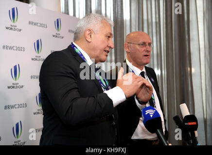 Bernard Laporte (rechts), Präsident des französischen Rugby-Verbandes, und Claude Atcher (links), Vorsitzender des Verbands der Kandidatur, während der Bekanntgabe der Rugby-Weltmeisterschaft 2023 im Royal Garden Hotel, Kensington. DRÜCKEN SIE VERBANDSFOTO. Bilddatum: Mittwoch, 15. November 2017. Das Foto sollte lauten: John Walton/PA Wire. EINSCHRÄNKUNGEN: Nur für redaktionelle Zwecke. Keine kommerzielle Nutzung ohne vorherige Genehmigung. Stockfoto