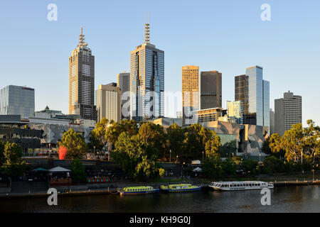 Hochhäuser in Central Business District (CBD) von der Princes Bridge auf dem Yarra River in Melbourne, Victoria, Australien Stockfoto