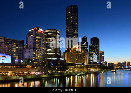 Bezirk Southbank und den Fluss Yarra bei Nacht - Melbourne, Victoria, Australien Stockfoto