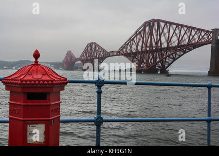 Die Forth Rail Bridge, Edinburgh, mit einem viktorianischen penfold Säule, im Vordergrund. Stockfoto