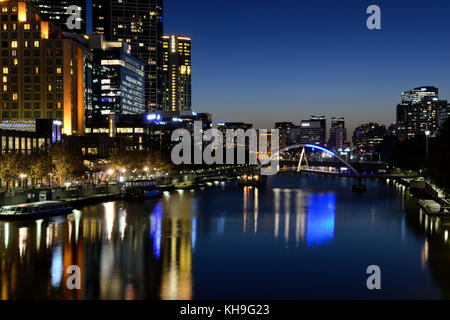 Bezirk Southbank und Evan walker Brücke über den Fluss Yarra bei Nacht - Melbourne, Victoria, Australien Stockfoto