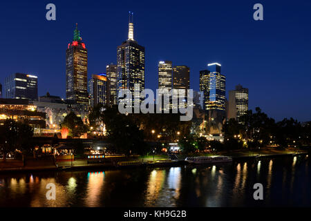 Central Business District (CBD) und den Fluss Yarra von der Princes Bridge bei Nacht - Melbourne, Victoria, Australien Stockfoto