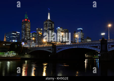 Central Business District (CBD) und Fürsten, die Brücke über den Fluss Yarra bei Nacht - Melbourne, Victoria, Australien Stockfoto