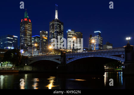 Central Business District (CBD) und Fürsten, die Brücke über den Fluss Yarra bei Nacht - Melbourne, Victoria, Australien Stockfoto