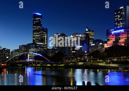 Northbank City Skyline und Evan walker Brücke über den Fluss Yarra bei Nacht - Melbourne, Victoria, Australien Stockfoto