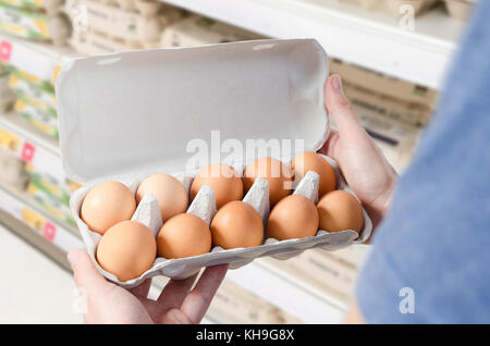 Mann kauft Eier im Supermarkt. Ei store Supermarkt Preis teure Lebensmittelgeschäft Konzept Stockfoto