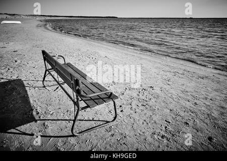 Sandstrand mit Sitzbank in Finnland. yyteri. Sommerferien Stockfoto