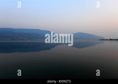 Sonnenaufgang über dem Okanagan Lake, Kelowna Stadt, Okanagan Valley, British Columbia, Kanada Stockfoto