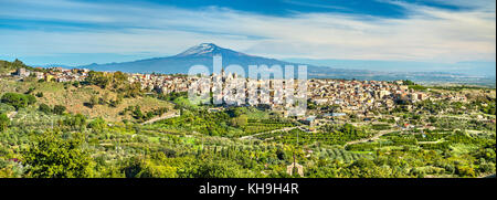 Blick auf militello in Val di Catania mit dem Ätna im Hintergrund - Sizilien, Süditalien Stockfoto