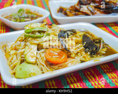 Papaya Salat oder somtam. Thai Essen berühmt in der ganzen Welt ist. würzige Nahrungsmittel eingelegter Fisch, Krabben, Gurken, Bohnen, Reis Nudeln Nudeln, Pa gehören Stockfoto