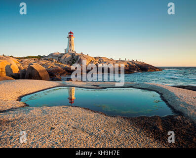 Leuchtturm und Granitfelsen bei Peggy's Cove, Nova Scotia Stockfoto