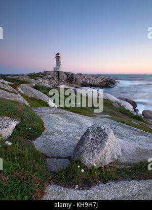 Leuchtturm und Granitfelsen bei Peggy's Cove, Nova Scotia Stockfoto