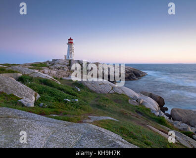 Leuchtturm und Granitfelsen bei Peggy's Cove, Nova Scotia Stockfoto