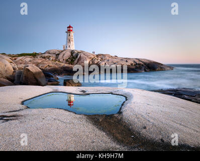 Leuchtturm und Granitfelsen bei Peggy's Cove, Nova Scotia Stockfoto