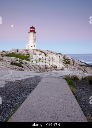 Leuchtturm und Granitfelsen bei Peggy's Cove, Nova Scotia Stockfoto