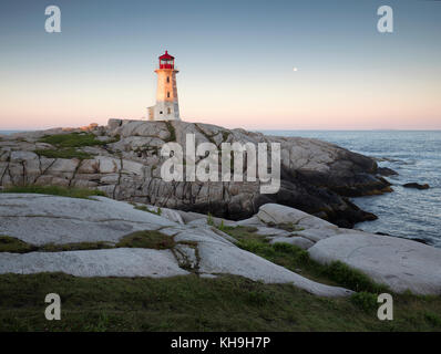 Leuchtturm und Granitfelsen bei Peggy's Cove, Nova Scotia Stockfoto