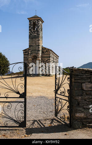 Korsika: Blick auf die Kirche von San Michele de Murato, eine kleine Kapelle aus dem 12. Jahrhundert in polychrome Steine und typischen Pisaner romanischen Stil erbaut Stockfoto