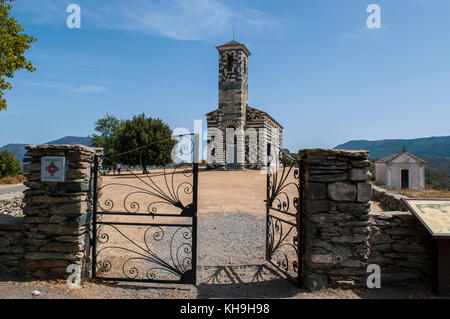 Korsika: Blick auf die Kirche von San Michele de Murato, eine kleine Kapelle aus dem 12. Jahrhundert in polychrome Steine und typischen Pisaner romanischen Stil erbaut Stockfoto