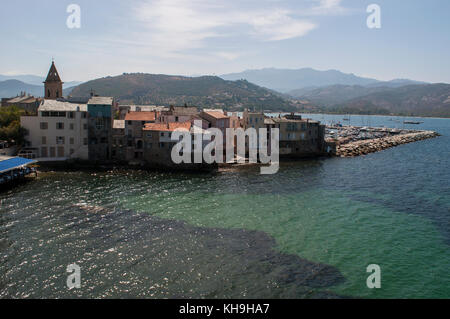 Korsika: die Skyline und den Hafen des Fischerdorfes saint-florent, beliebten Sommer Urlaubsort an der Westküste bekannt als der corse Saint-tropez Stockfoto