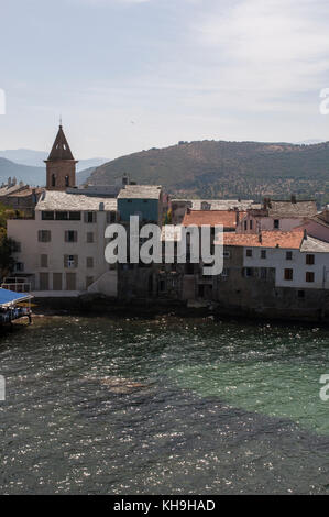 Korsika: die Skyline und den Hafen des Fischerdorfes saint-florent, beliebten Sommer Urlaubsort an der Westküste bekannt als der corse Saint-tropez Stockfoto