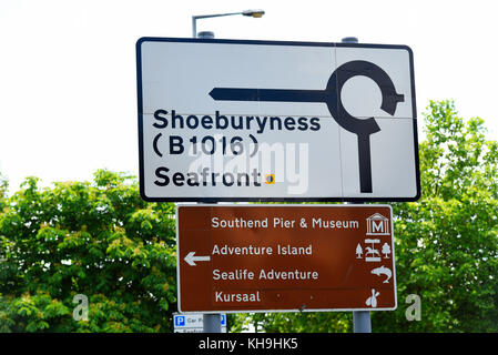 Straßenschild. Southend auf See, Essex. Kreisverkehr. Shoeburyness B1016 und Seafront. Braunes Schild. Touristenattraktionen. Schilder Stockfoto