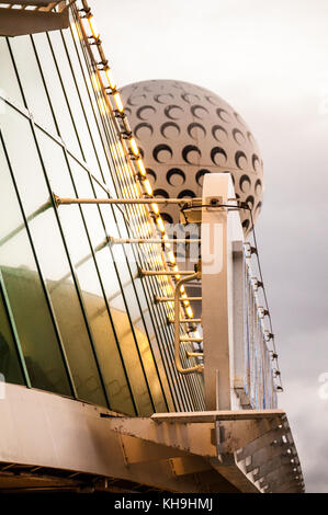 Radarkuppel auf Schiff getarnt als Golf ball Stockfoto