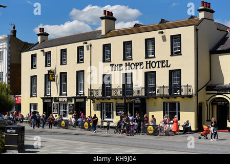 The Hope Hotel Pub und Unterkunft, Southend am Meer. Sonnig mit Leuten, die Gäste draußen im Freien haben Stockfoto