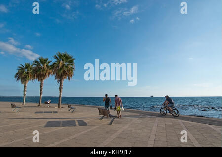 Portixol, Mallorca, Balearen, Spanien - 27. September 2017: Volk heraus und über die Promenade entlang an einem sonnigen Tag am 27. September 2017 in por Stockfoto