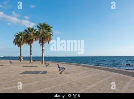 Portixol, Mallorca, Balearen, Spanien - 27. September 2017: Volk heraus und über die Promenade entlang an einem sonnigen Tag am 27. September 2017 in por Stockfoto