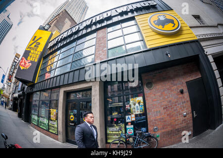 Der Times Square Zweig der Buffalo Wild Wings Restaurant kette in New York am Dienstag, 14. November 2017. roark Capital Group berichtet ist ein $2,3 Milliarden Übernahmeangebot für die Chicken Wing Kette angeboten haben. (© Richard b. Levine) Stockfoto