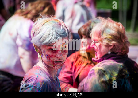 Holi ist ein hinduistisches Frühlingsfest feierte ursprünglich in Indien und Nepal, die auch als das "Festival der Farben" oder das "Festival der Liebe" bekannt. Stockfoto