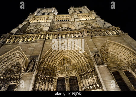 Die Fassade der Kathedrale von Notre Dame, Schuß auf einem sehr dunklen Abend, beleuchtet durch die Lampen in Paris Frankreich Stockfoto
