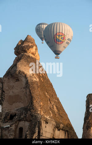 Luftballons steigen in der Morgendämmerung über Kappadokien Stockfoto