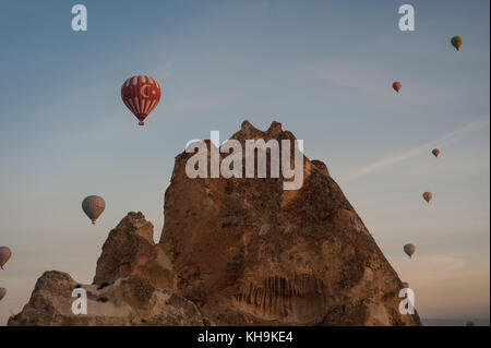 Luftballons steigen in der Morgendämmerung über Kappadokien Stockfoto