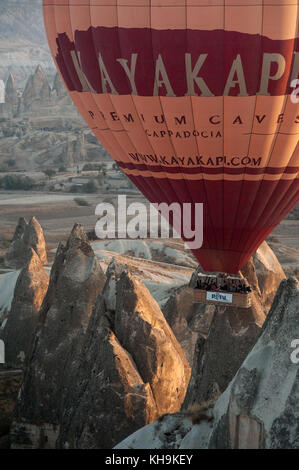 Luftballons steigen in der Morgendämmerung über Kappadokien Stockfoto