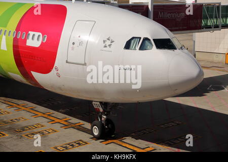 Tippen Sie auf ein airbus a330 cs-tox Passagiermaschine am Gate am Flughafen von Lissabon, Portugal Stockfoto