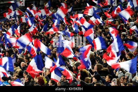 Fans winken vor dem Spiel Flaggen in den Tribünen Stockfoto