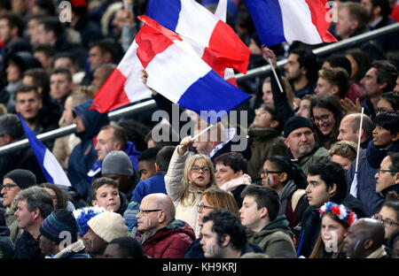 Fans winken vor dem Spiel Flaggen in den Tribünen Stockfoto
