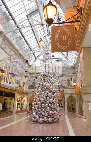 Weihnachtsbaum und Dekorationen in der historischen Saint Michaels Reihe auf der Bridge Street in der Innenstadt von Chester GROSSBRITANNIEN Stockfoto