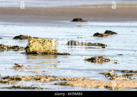 Verworfen Kunststoffprodukte gewaschen bis zum Strand in Southport, Merseyside. Stockfoto