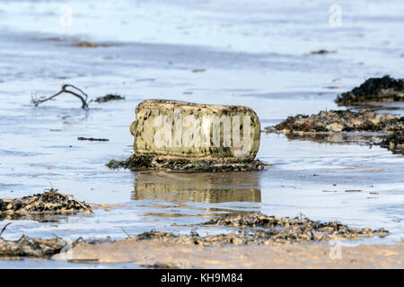 Verworfen Kunststoffprodukte gewaschen bis zum Strand in Southport, Merseyside. Stockfoto