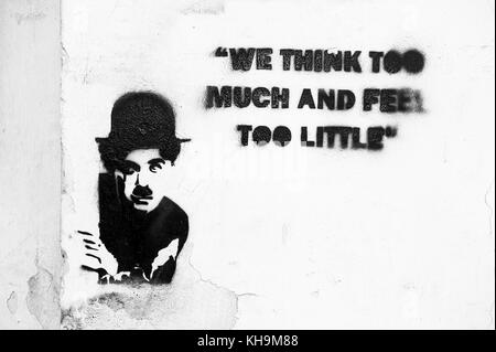 Zitat von Charlie Chaplin: "Wir haben zu viel Denken und Fühlen zu wenig", Schreiben an einer Wand in Krems an der Donau, Niederösterreich, Österreich, Europa Stockfoto
