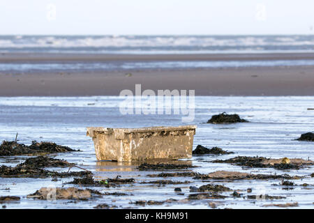 Verworfen Kunststoffprodukte gewaschen bis zum Strand in Southport, Merseyside. Stockfoto