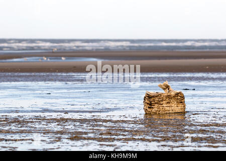 Verworfen Kunststoffprodukte gewaschen bis zum Strand in Southport, Merseyside. Stockfoto