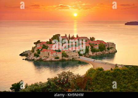 Sonnenuntergang auf der Insel Sveti Stefan in der Nähe von Budva, Montenegro Stockfoto