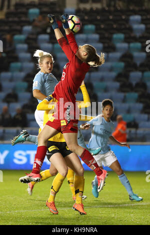 LSK Kvanner-Torhüterin Cecilie Fiskerstrand schlägt den Ball unter dem Druck von Isobel Christiansen aus Manchester City während des UEFA Women's Champions League-Spiels im City Football Academy Stadium in Manchester klar. Stockfoto
