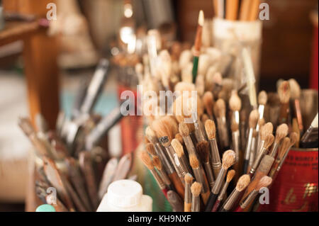 Große Vielfalt an verwendeten viel Malen Bürsten in helle und luftige Artist Studio, Kunst und Handwerk Stockfoto
