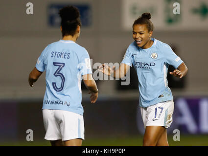 Nikita Parris von Manchester City (rechts) feiert das zweite Tor ihrer Mannschaft während des UEFA Women's Champions League-Spiels im City Football Academy Stadium, Manchester. Stockfoto