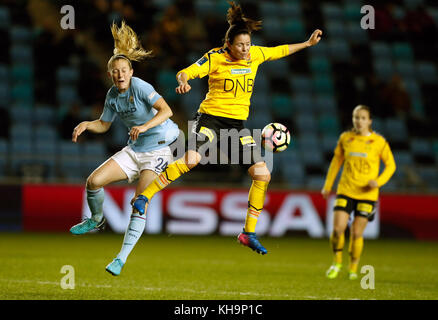 Keira Walsh von Manchester City (links) und Isabelle Bachor von LSK Kvanner kämpfen während des UEFA Women's Champions League-Spiels im City Football Academy Stadium, Manchester, um den Ball. Stockfoto