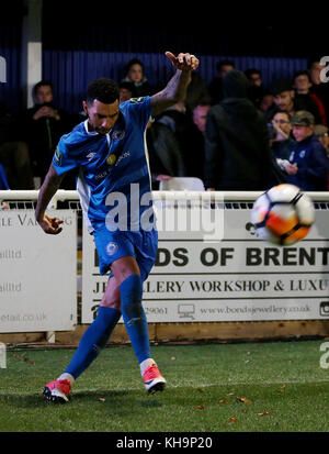 Billericay Town Jermaine Pennant bei einem Eckstoß während des FA Cup, 1. Runde Replay in der AGP Arena, Billericay. Stockfoto